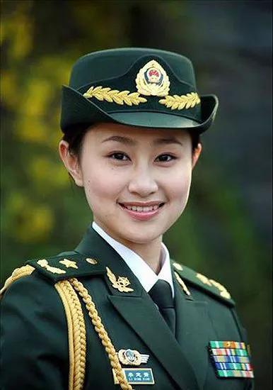 中国女兵图片，展现铿锵玫瑰的英勇风采，中国女兵风采，铿锵玫瑰的英勇瞬间图片集