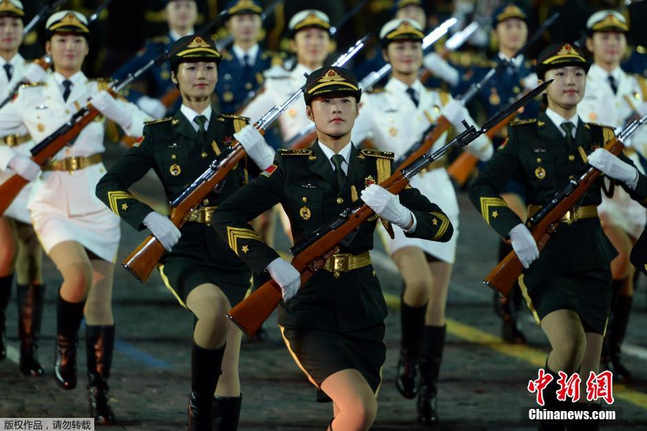 中国女兵仪仗队在俄罗斯的盛大阅兵，中国女兵仪仗队在俄罗斯盛大阅兵展现风采