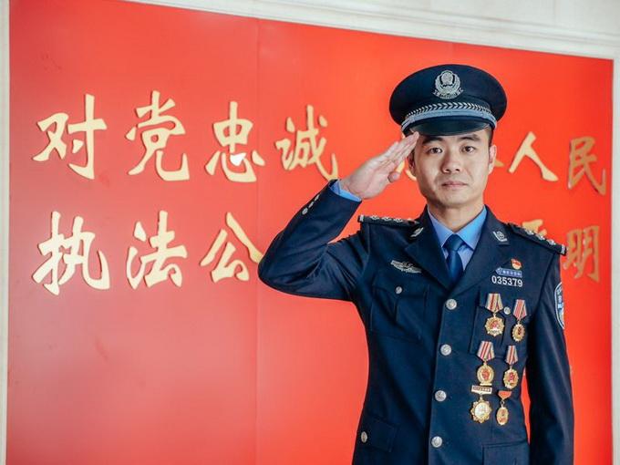 首批共和国勋章名单，荣耀与传承，首批共和国勋章名单揭晓，荣耀传承的荣光时刻