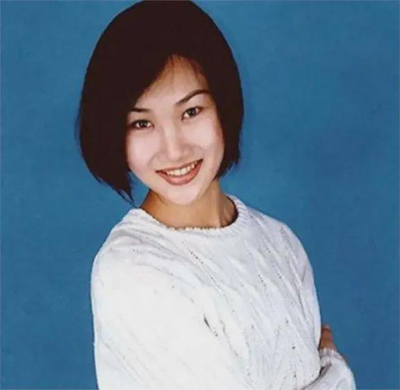 中央CCTV-5女主持人风采展示，CCTV-5女主持人风采展示，魅力与才华并存的主持人风采