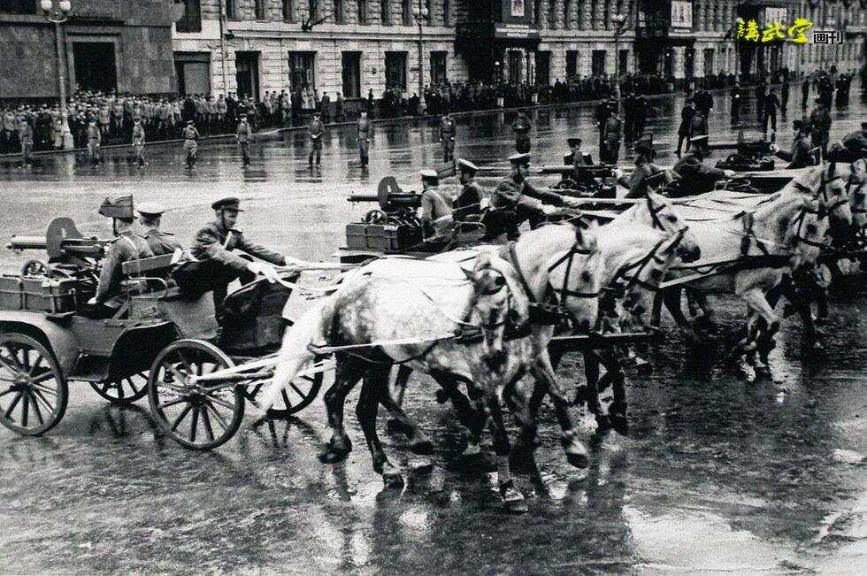 阅兵史上的里程碑，1945年阅兵中的首次方队，首次方队，揭秘1945年阅兵史上的里程碑