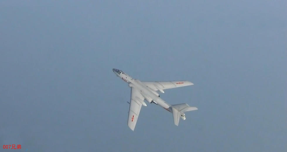 轰-6G轰炸机挂弹，空中巨无霸的崭新力量，轰-6G轰炸机挂弹展示，空中巨无霸的崭新战斗力