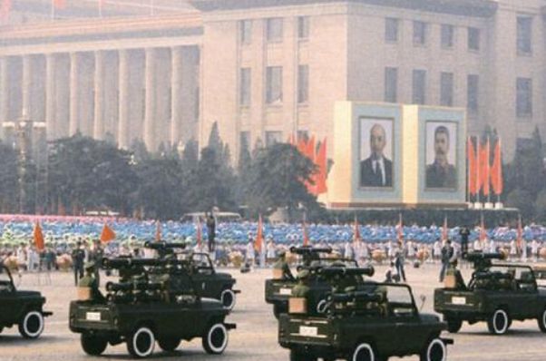 秦基伟主持阅兵的那一年，历史时刻的回顾与纪念，秦基伟主持阅兵的历史时刻，回顾与纪念