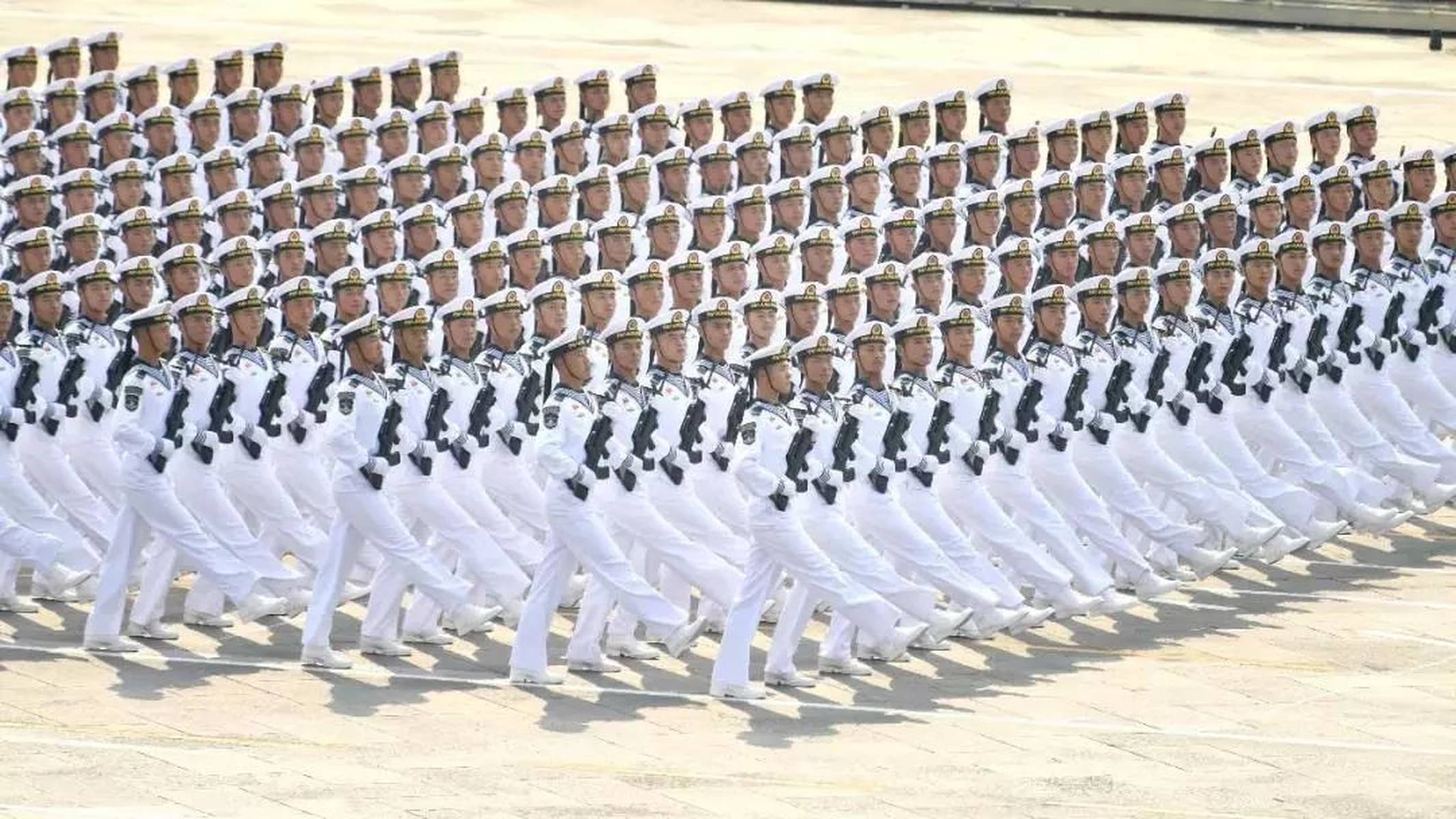 庆祝辉煌历程，阅兵中的方队风采——纪念我国成立七十周年阅兵仪式上的方队展示，我国七十周年阅兵仪式上的方队风采，辉煌历程的庆祝与风采展示