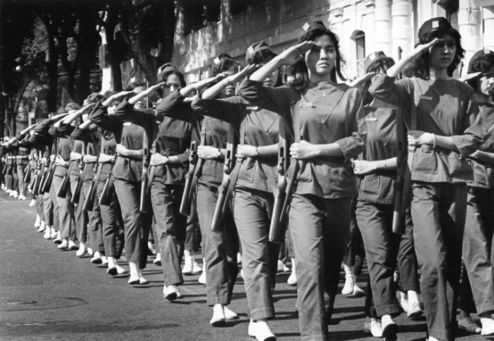 越南兵与中国女兵，跨越国界的友谊与合作，越南兵与中国女兵，跨越国界的友谊协作共筑和平梦