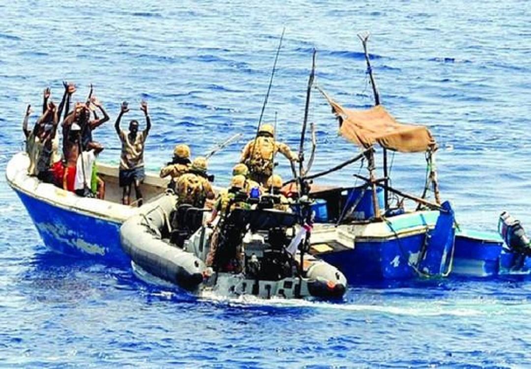 中国海军与海盗，维护海上安全的双重力量，中国海军与海盗，海上安全的双重守护者