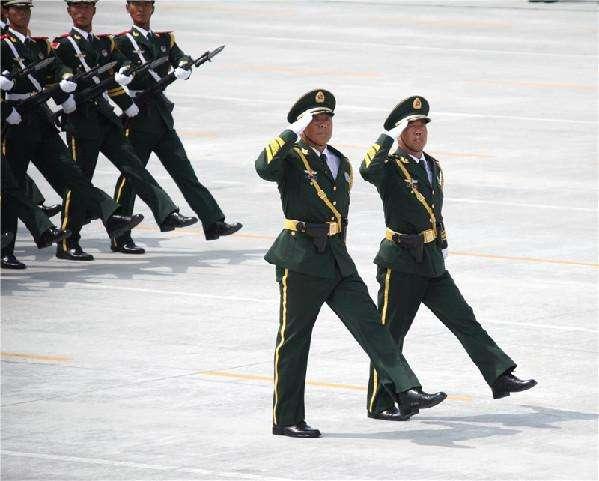 中国人民解放军军长，职责、荣誉与牺牲，中国人民解放军军长，职责重任、荣誉与牺牲并存