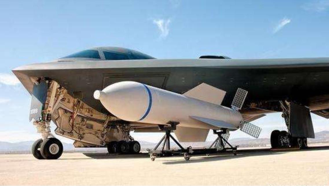 B-2轰炸机可以携带核弹吗？探究美国战略轰炸机的核打击能力，美国战略轰炸机B-2的核打击能力，能否携带核弹？