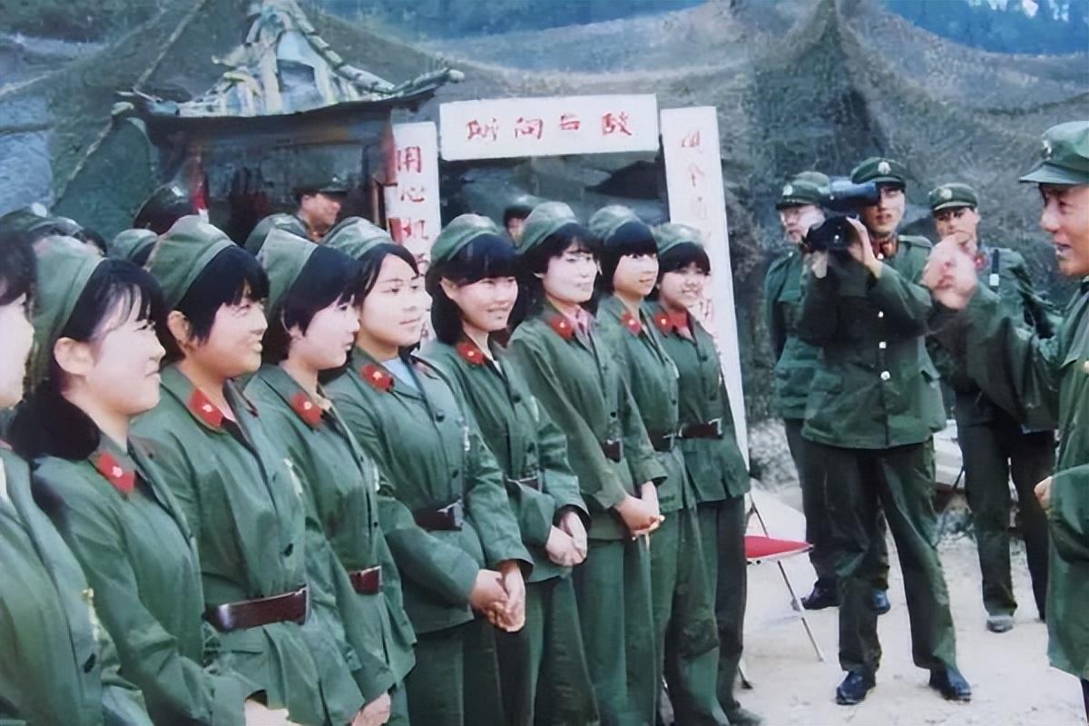 超霸气中国女兵的照片，展现新时代女性的力量与风采，新时代女兵风采，中国女兵力量展现超霸气照片