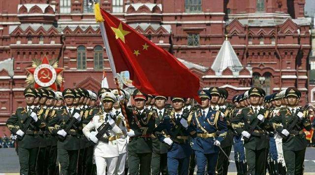 中国兵参加俄罗斯阅兵，跨越国界的军事友谊与共同责任，中俄军事友谊与共担责任，中国士兵参加俄罗斯阅兵跨越国界展现实力