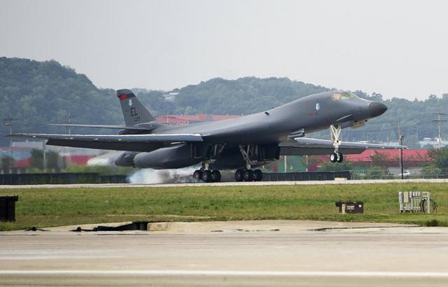 美空军两架轰炸机绕行南海一圈，区域安全的新视角，南海区域安全新视角，美空军轰炸机绕行一圈揭示的安全挑战