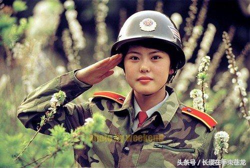中国武警女兵单人图片，展现新时代巾帼英雄的风采，中国武警女兵风采，新时代巾帼英雄展现英姿图片