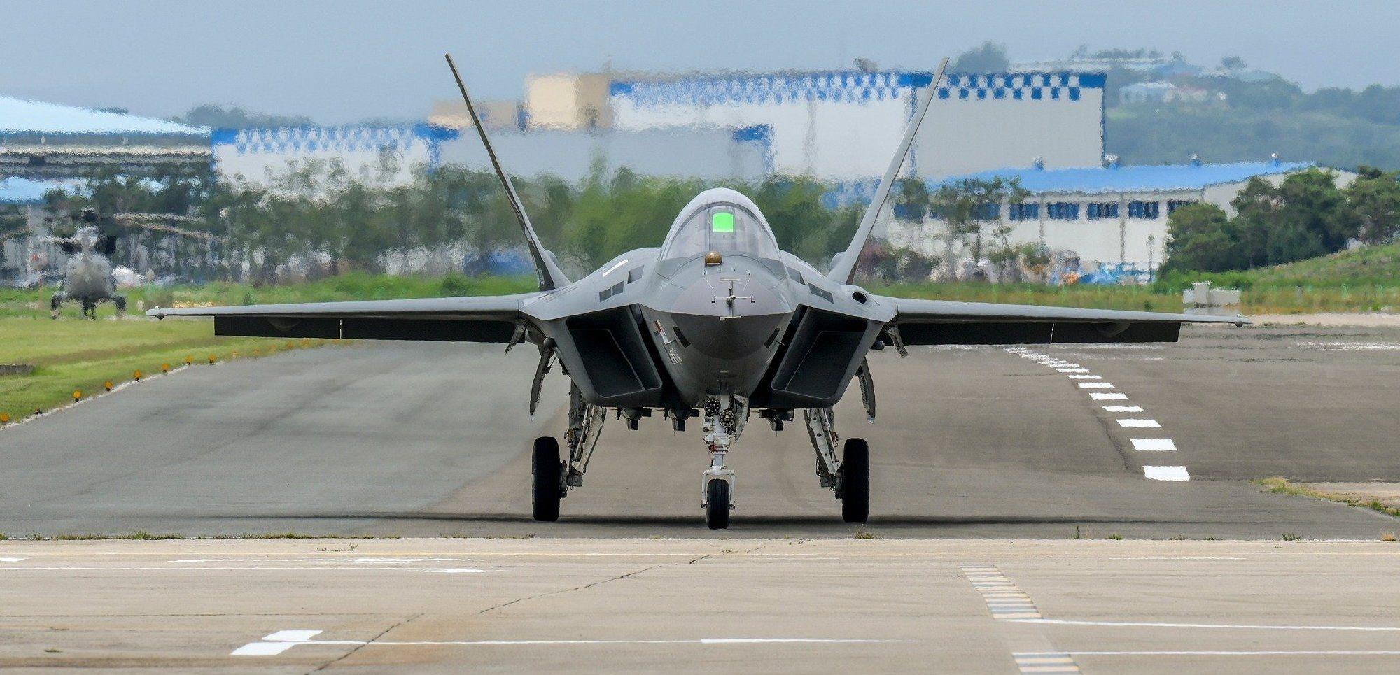 歼-10与KF-21，空中巨人的对比观察，歼-10与KF-21，空中巨人对比观察分析