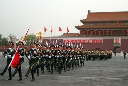阅兵仪式上走过天安门，正步步伐与荣耀的象征——多少步揭晓，阅兵仪式上的荣耀瞬间，正步走过天安门，步数揭示辉煌历程