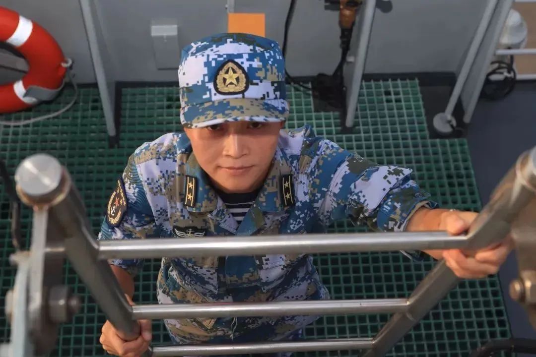 舰长张铮的妻子照片，揭秘背后的故事与尊重隐私的重要性，揭秘舰长张铮妻子照片背后的故事，尊重隐私的重要性探讨