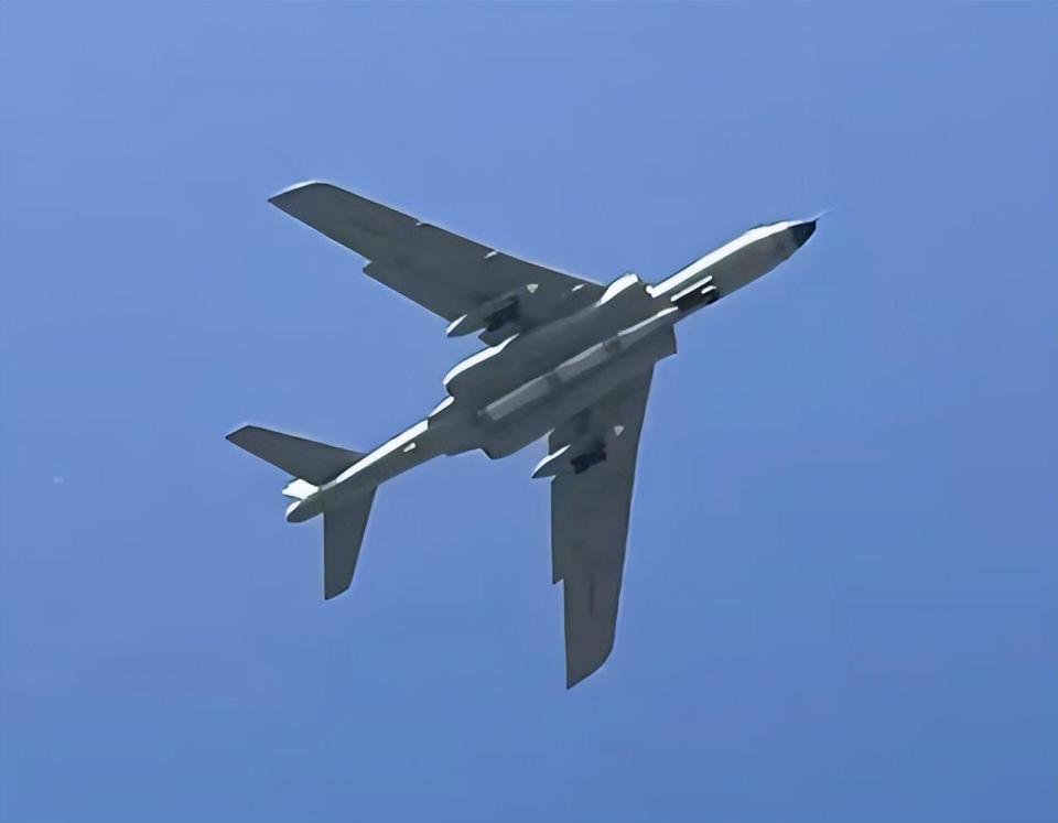 轰6G挂载鹰击-12，空中巨鹰的新时代突破，空中巨鹰新时代突破，轰6G挂载鹰击-12展示强大战力