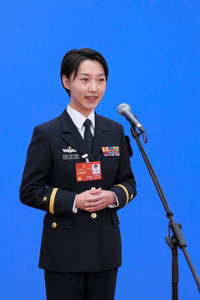 辽宁舰女少校