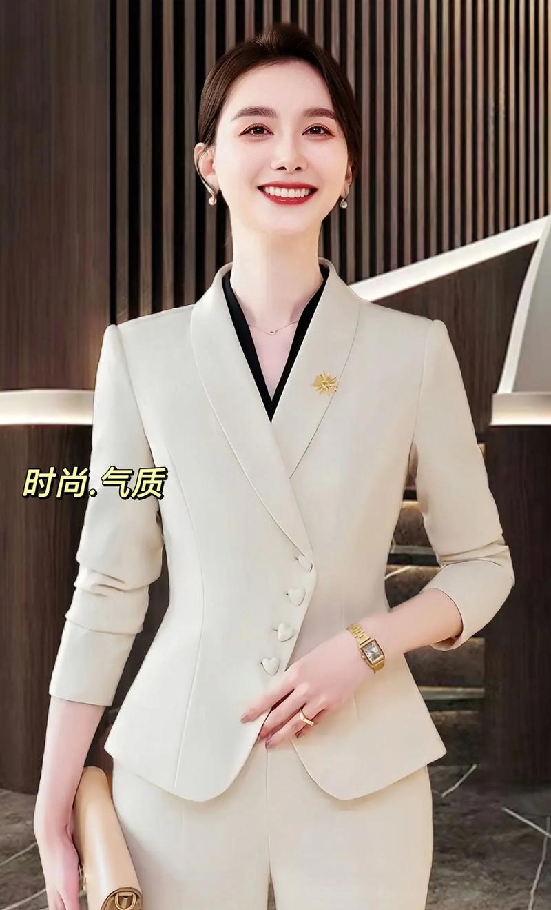 女性主持人职业套装的魅力与风采，女性主持人职业套装的魅力与风采展现舞台上的优雅与自信