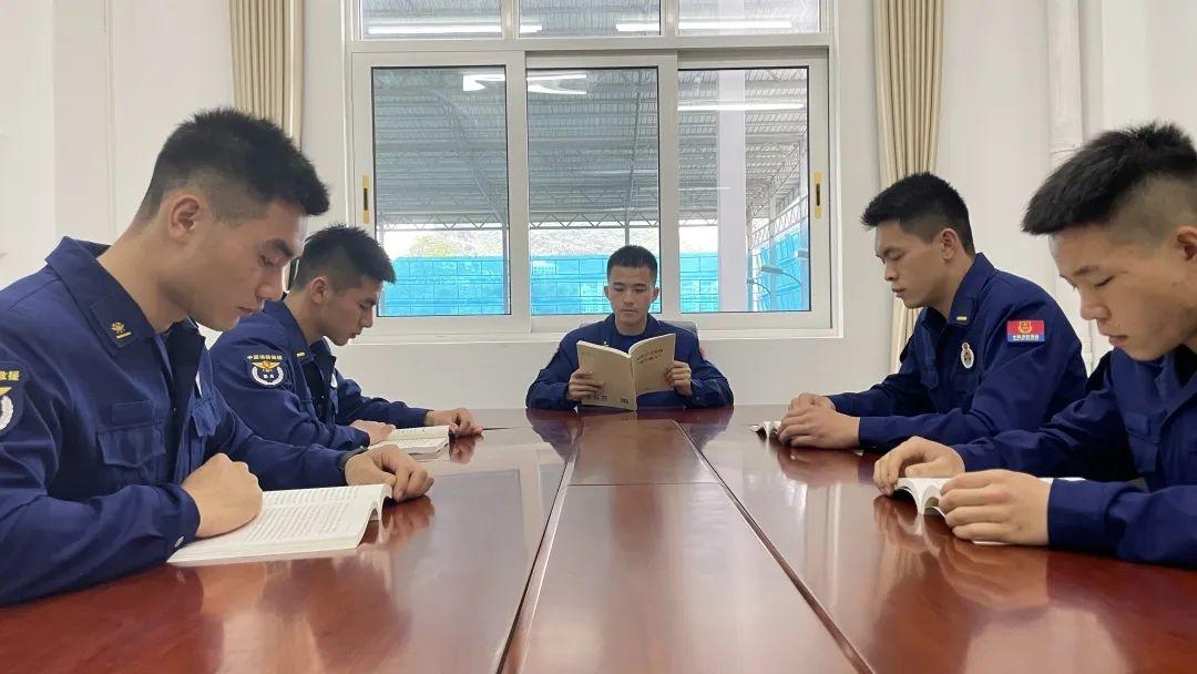 两个确立，引领未来的关键力量，两个确立，引领未来的双向力量