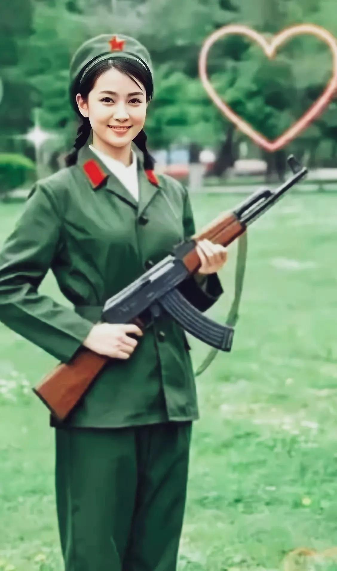 中国女兵红色军装，荣耀的象征与力量的展现，中国女兵红色军装，荣耀与力量的象征