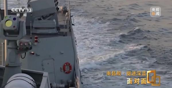 南昌舰女兵霸气回应外舰挑衅，展现中国海军力量的坚定信念与无畏勇气，南昌舰女兵霸气回应挑衅，彰显中国海军力量的坚定信念与无畏勇气