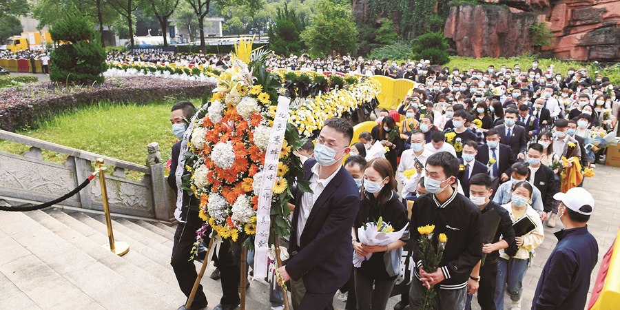 三军仪仗队抬棺袁隆平，荣耀与敬意并行，袁隆平荣享三军仪仗队抬棺礼遇，荣耀与敬意共融时刻