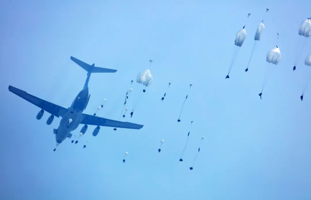 空降兵，无畏的勇气与超凡的战斗力，空降兵，勇气无畏，战力超凡