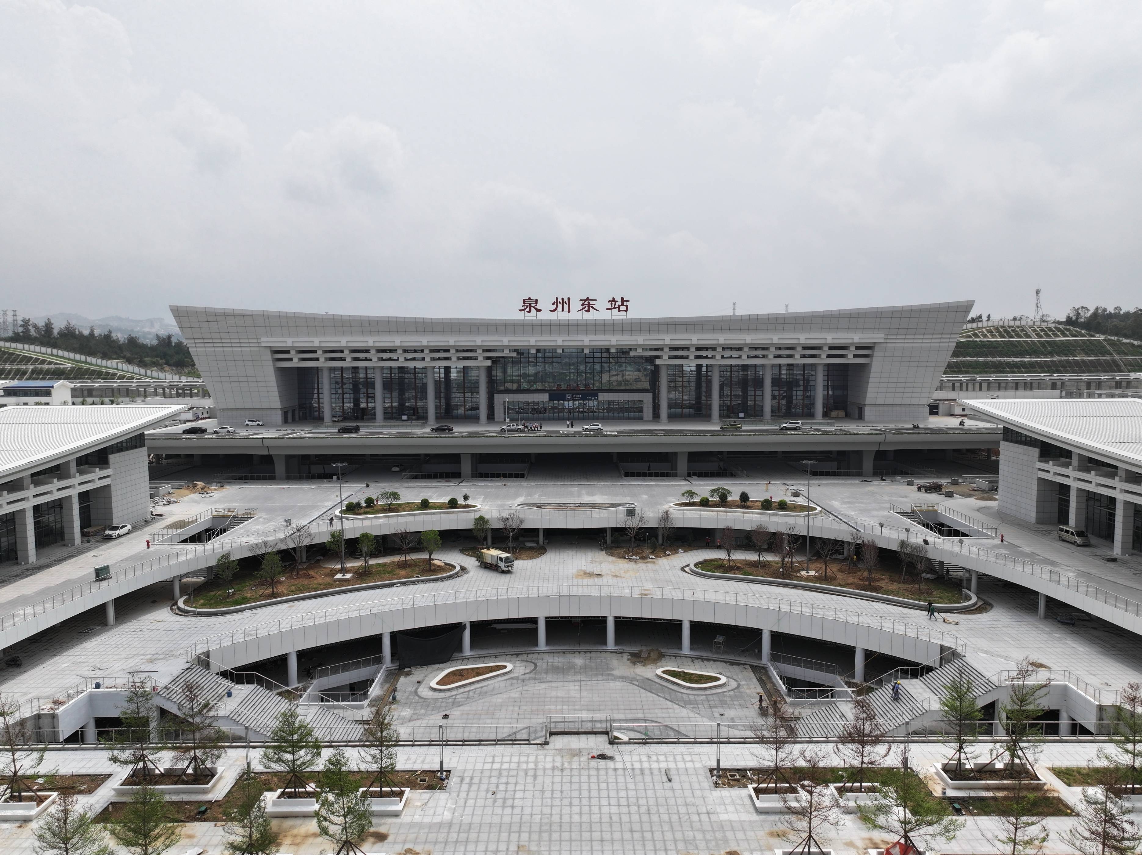 泉州东站与泉州南站，城市新交通枢纽的崛起与发展，泉州东站与南站，城市交通枢纽的崛起与发展