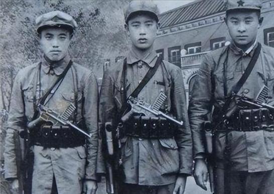 中国正规军，捍卫国家安全的钢铁长城，中国正规军，钢铁长城捍卫国家安全