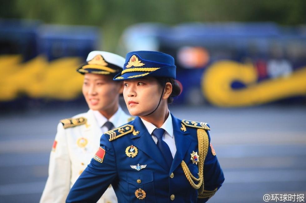 中国女兵穿红衣服阅兵，荣耀与力量的展现，中国女兵红装阅兵，荣耀与力量的璀璨展现