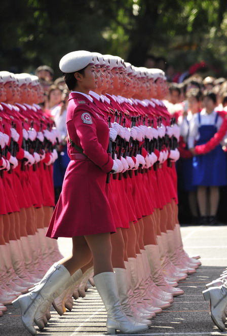 阅兵女民兵方队走过天安门广场——展现新时代巾帼风采，新时代巾帼风采，阅兵女民兵方队走过天安门广场