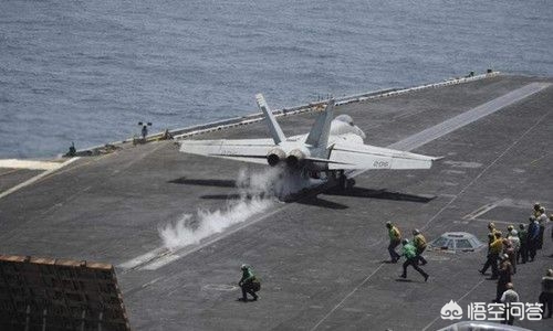 航空母舰，提供安全稳定的起飞与降落环境，航空母舰，稳定起降的坚实平台