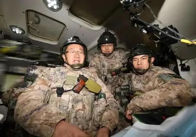 女兵换装星空迷彩，新时代下的巾帼风采，女兵换装星空迷彩，新时代巾帼风采展现