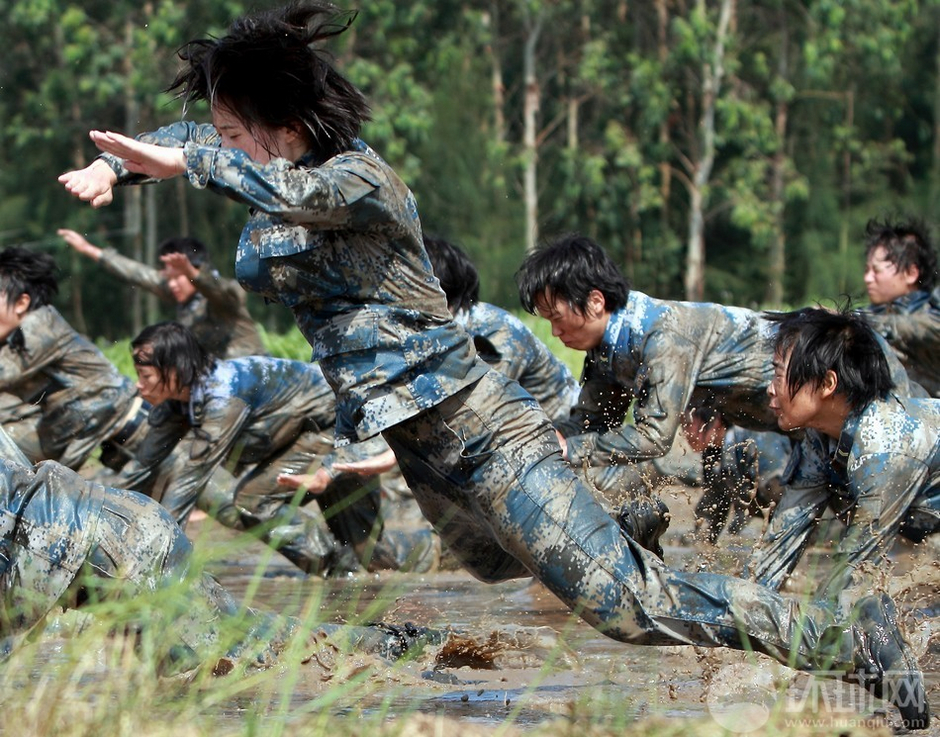 中国女兵高清训练图片大全——新时代巾帼英雄的风采，新时代巾帼英雄风采，中国女兵高清训练图片大全