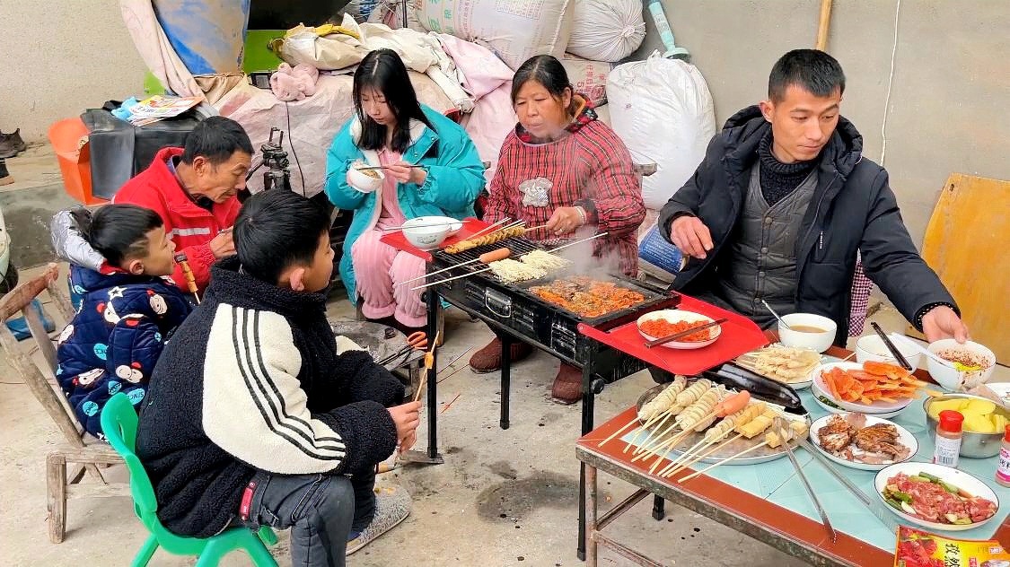 今天全家人在一起烤串，家庭欢乐烤串日