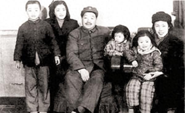瓦良格号的起源与归属，一段复杂的历史故事，瓦良格号，复杂起源与归属的历史探秘