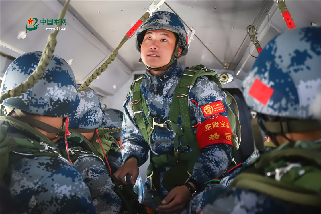空降兵第15军马殿圣军长，英勇无畏的军事领袖，空降兵第15军军长马殿圣，英勇无畏的军事领袖