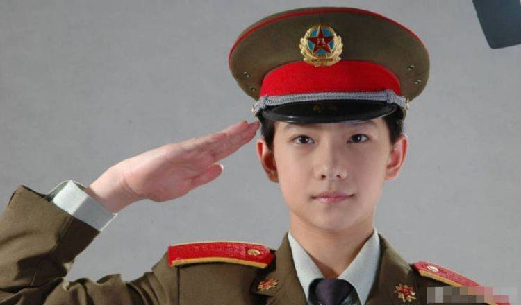 军人照片，十二张影像中的荣耀与坚韧，十二张军人照片，荣耀与坚韧的影像见证