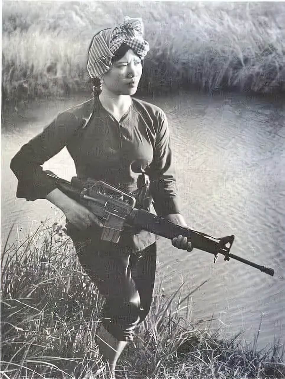 中国女兵在越南，图片背后的故事与俘虏的真相，中国女兵在越南，图片背后的故事与俘虏真相揭秘