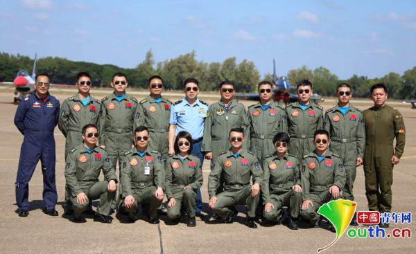 歼-10表演机炫舞泰国，空中盛宴展现中国航空实力，歼-10表演机泰国炫技，空中盛宴彰显中国航空力量