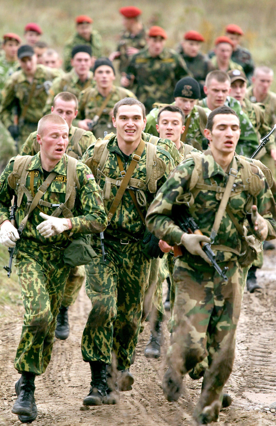 阅兵方阵里士兵们一个个全副武装的风采，阅兵盛典，全副武装的士兵方阵风采展示