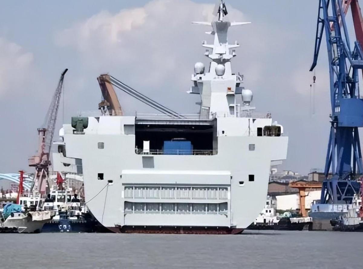 揭秘中国海军的利器，076型两栖攻击舰的尺寸与实力，中国海军利器揭秘，076型两栖攻击舰尺寸与实力全解析