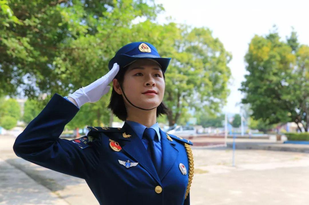 阅兵式上的女兵方队，荣耀与力量的展现，阅兵式上的女兵方队，荣耀与力量的璀璨瞬间