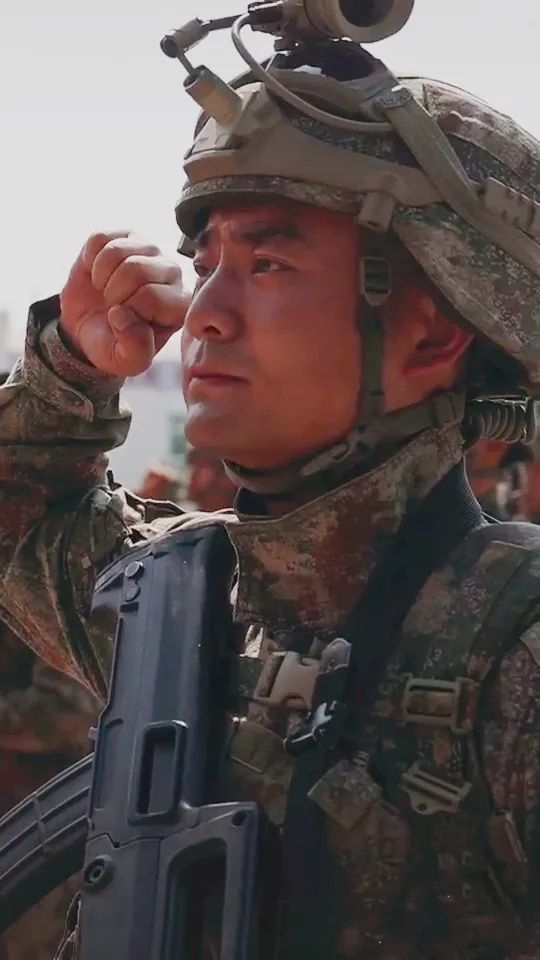 武警部队为什么不用星空迷彩，理性探讨背后的原因，武警部队未采用星空迷彩的背后原因，理性探讨与分析