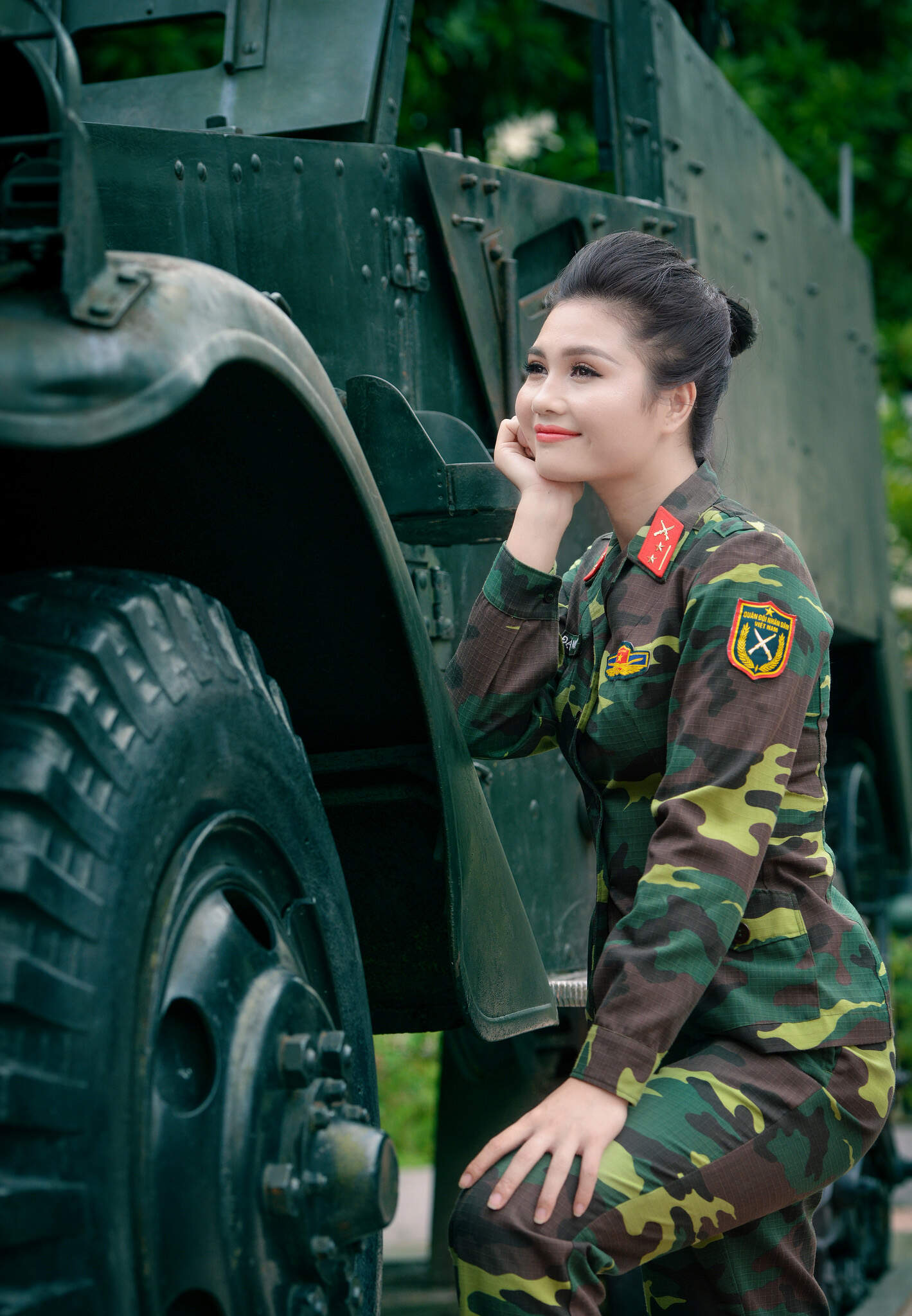 越南人民军中的女兵力量，勇敢与坚韧的象征，越南人民军中女兵的勇敢与坚韧，力量的象征