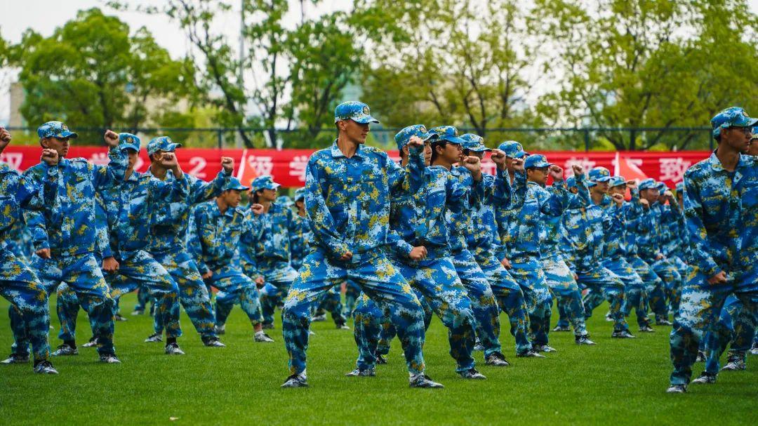 海军21式新军装图片，展现新时代海军风貌，海军新军装亮相，展现新时代风采与战斗力