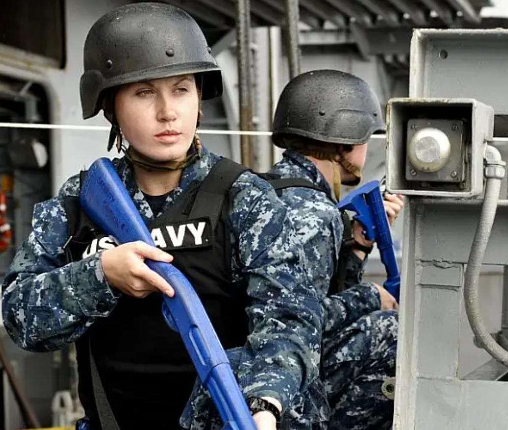 军舰女兵卡米楚，破浪前行的海军力量，军舰女兵卡米楚，破浪前行的海军巾帼力量
