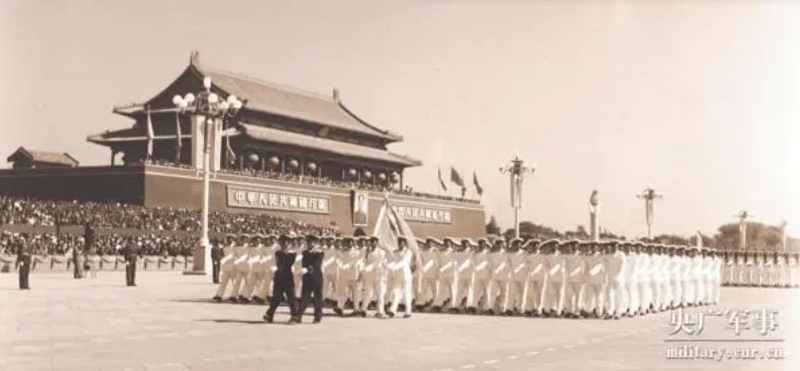 中国海军水兵方队动态图片，展现新时代海军风采，中国海军风采展现，新时代水兵方队动态图片亮相