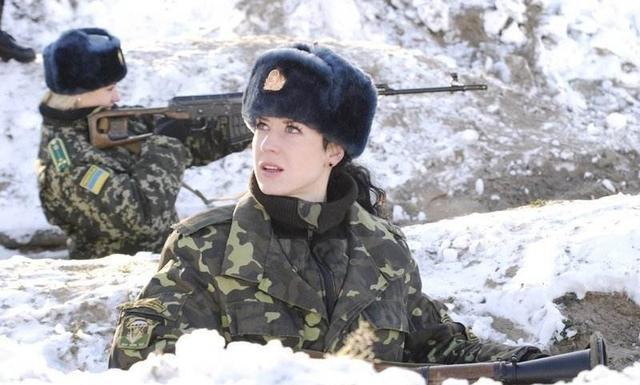 男兵女兵，共同铸就国防的力量，男兵女兵，共同构筑国防力量之盾