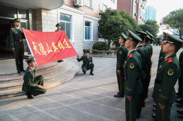 原唱中国人民志愿军军歌，英勇与荣耀的象征，中国人民志愿军军歌，英勇与荣耀的永恒象征